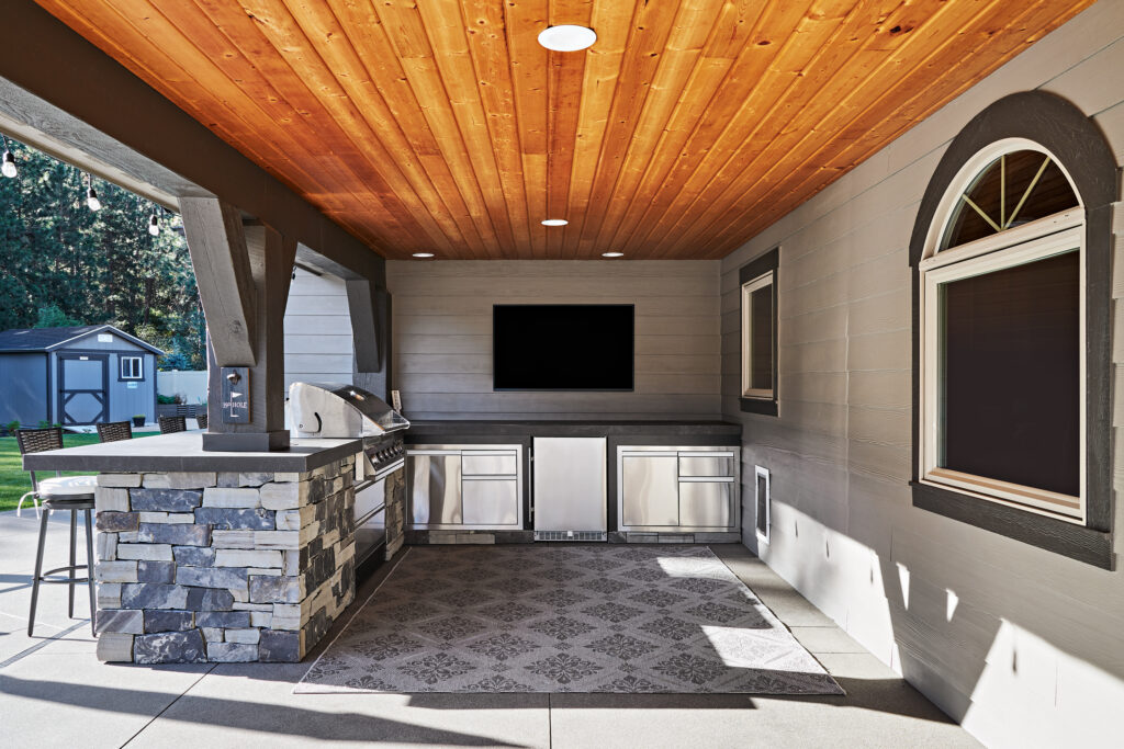 Custom outdoor kitchen and hardscape construction